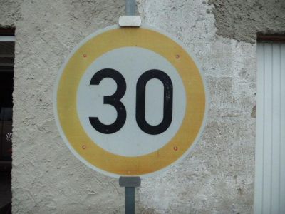 zulässige Höchstgeschwindigkeit "30"