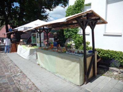 Marktstand mit Planendach